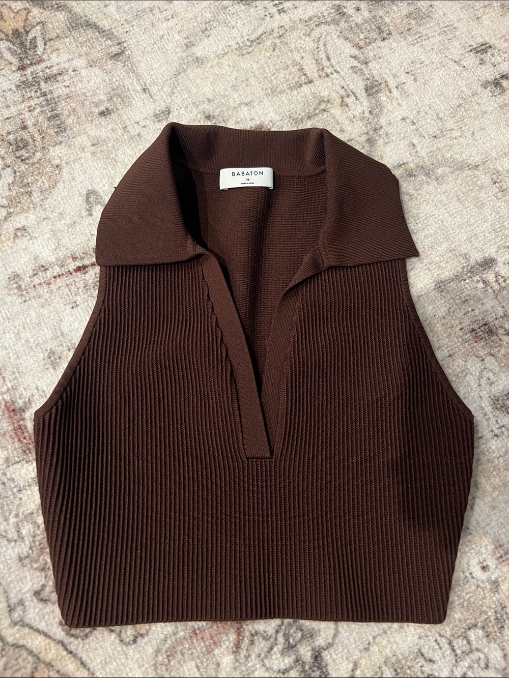 Aritzia Babton sculpt knit crop polo top size M in mocha brown color